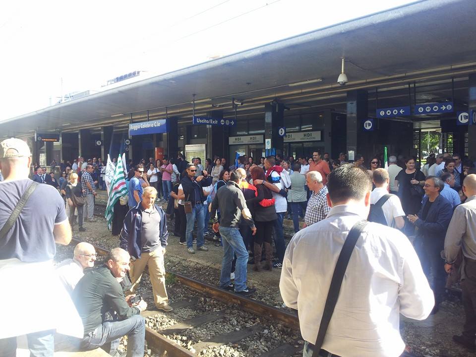LSU-LPU occupano la stazione di Reggio,traffico ferroviario in tilt.